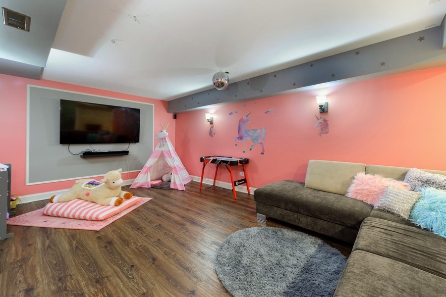 Chicago, Illinois 60638, United States, 4 Bedrooms Bedrooms, ,2 BathroomsBathrooms,Residential,Active,225914