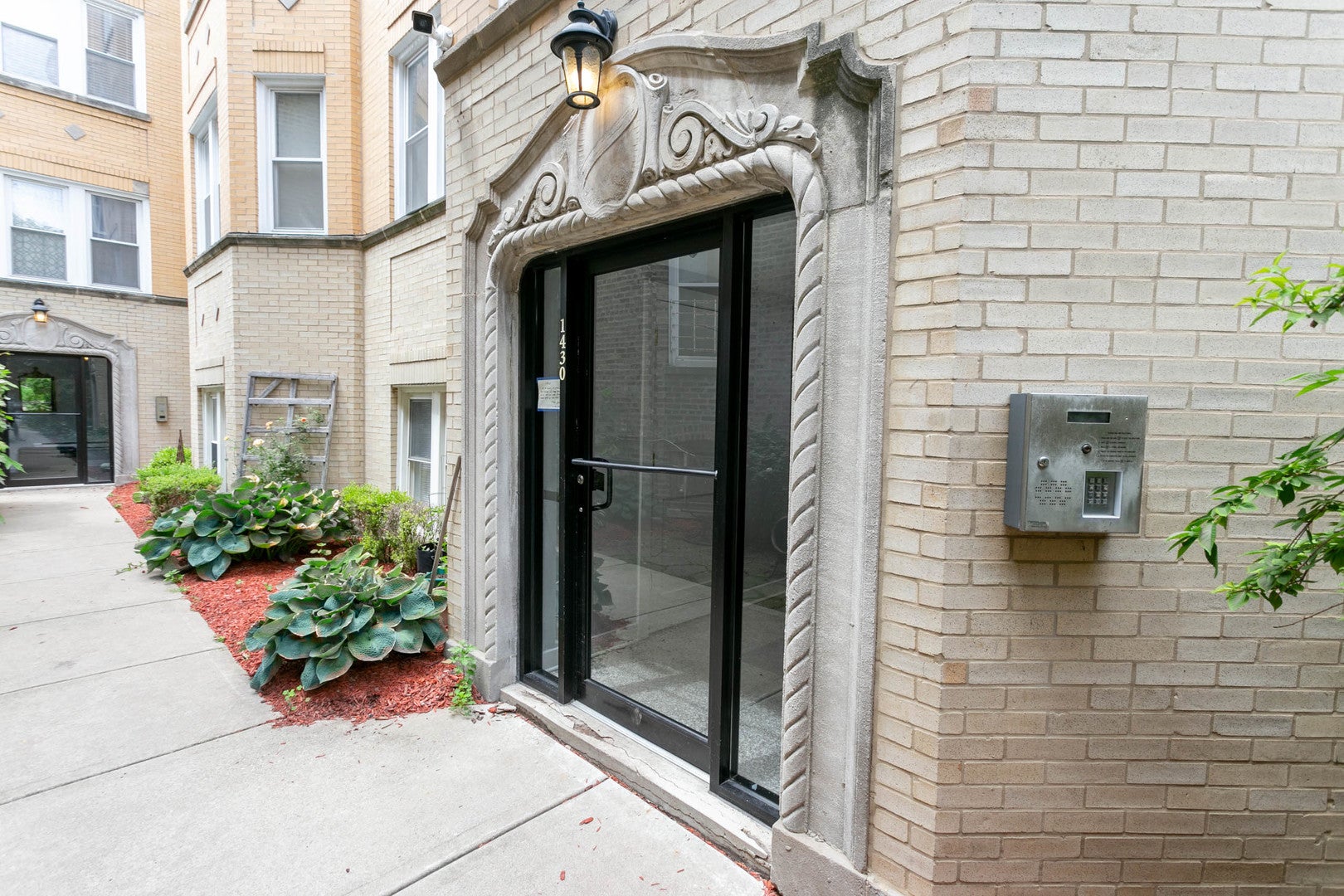 1430 N Maplewood Avenue 402