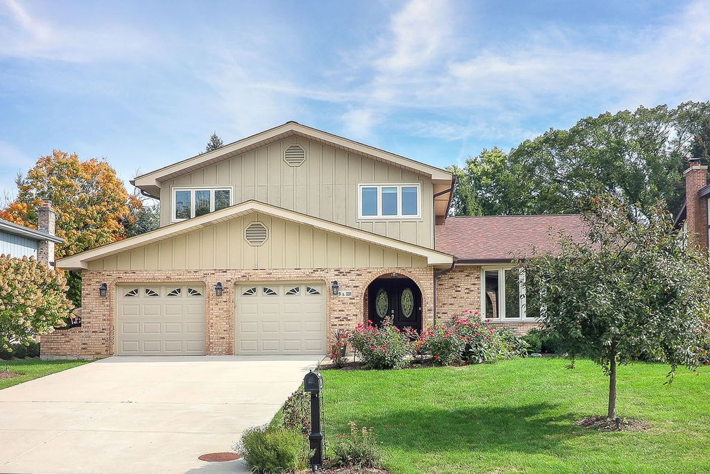 Photo for 9S251 Graceland Street, Downers Grove, IL 60516 (MLS # 12499438)