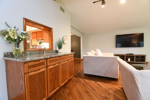 Tiny photo for 803 W Burr Oak Drive, Arlington Heights, IL 60004 (MLS # 12488373)