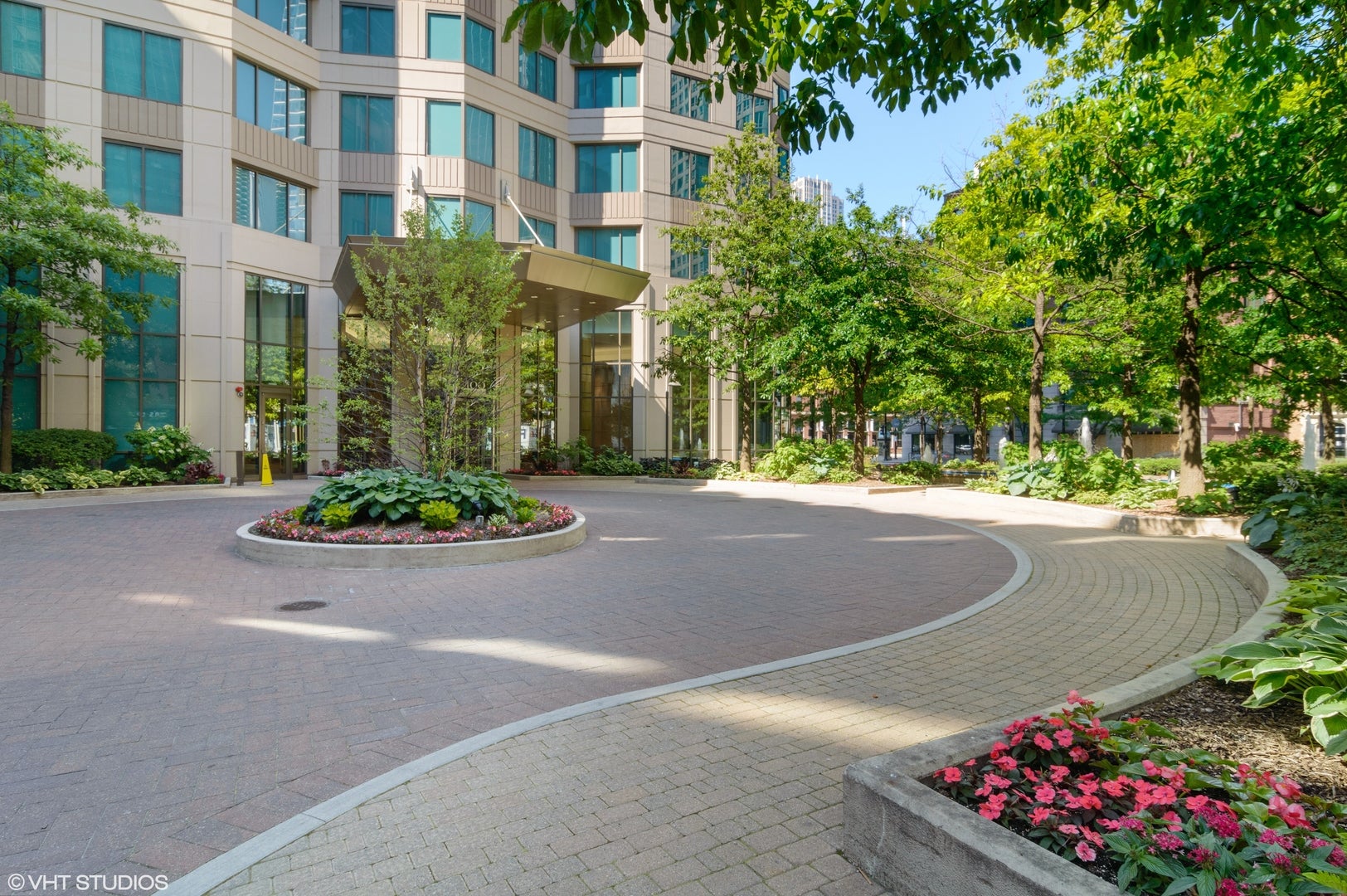 400 N La Salle Drive 2002