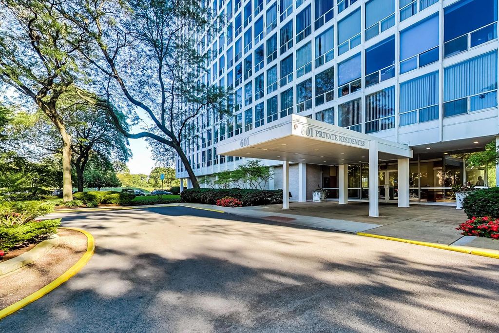 Photo for 601 E 32nd Street #210, Chicago, IL 60616 (MLS # 12502623)