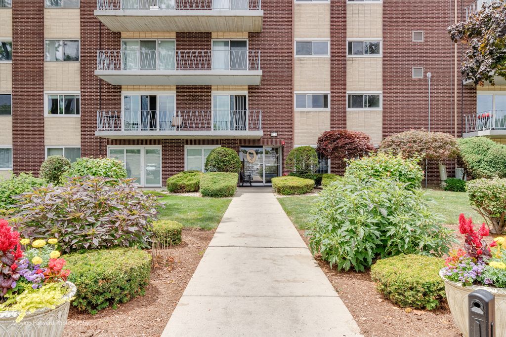 Photo for 2900 Maple Avenue #13C, Downers Grove, IL 60515 (MLS # 12480503)