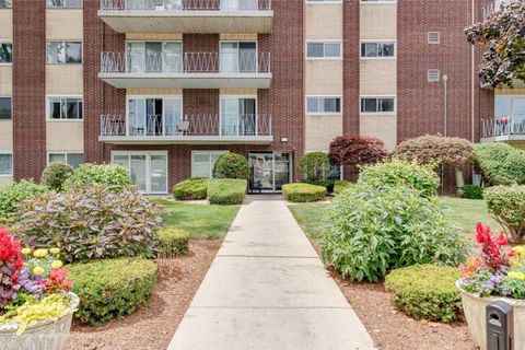 Photo of 2900 Maple Avenue #13C, Downers Grove, IL 60515 (MLS # 12480503) Photo of 2900 Maple Avenue #13C, Downers Grove, IL 60515 (MLS # 12480503)