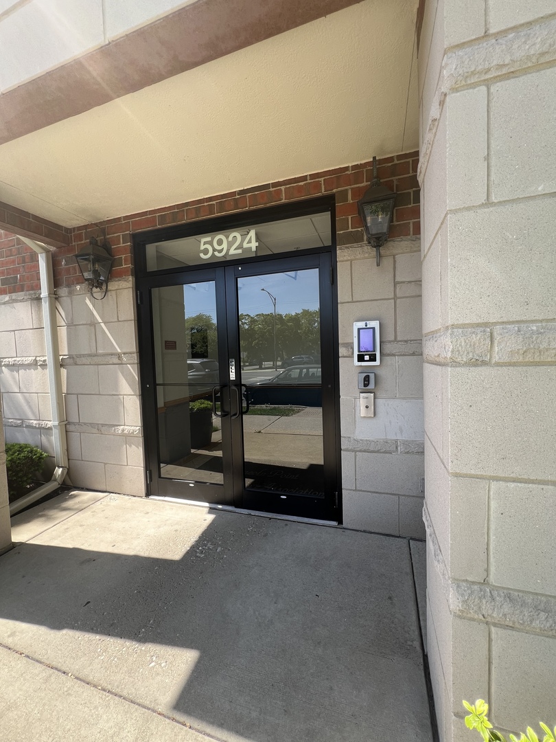 5924 N Lincoln Avenue 206