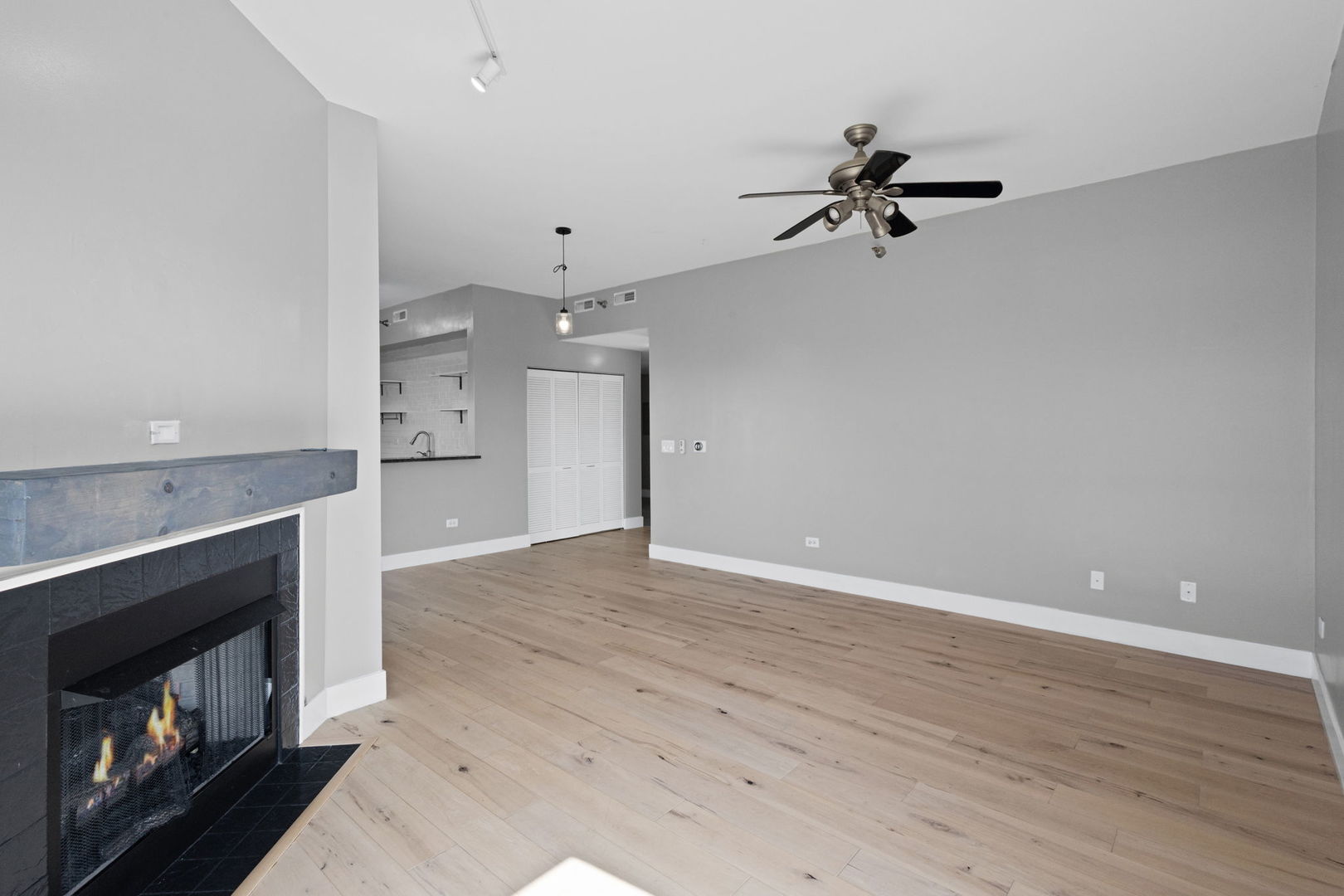 100 N HERMITAGE Avenue 908