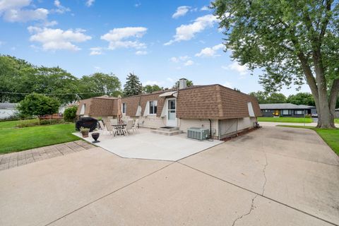 Tiny photo for 100 Des Plaines Lane, Hoffman Estates, IL 60169 (MLS # 12547930)