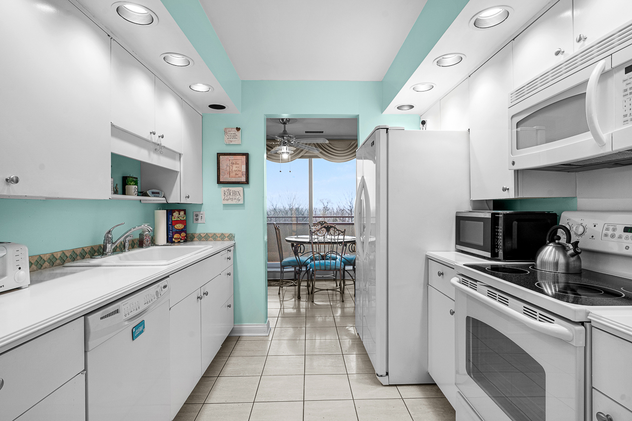 6400 N Cicero Avenue 611