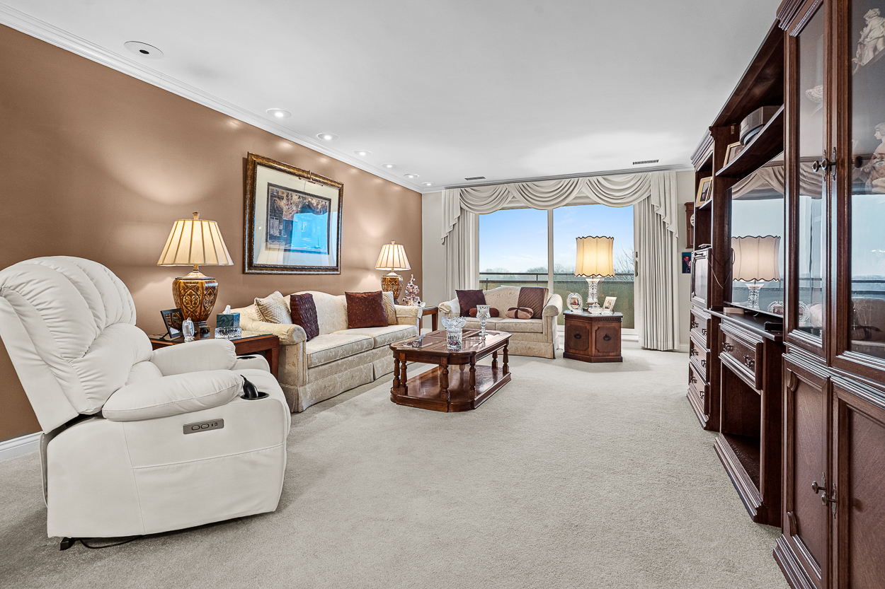 6400 N Cicero Avenue 611