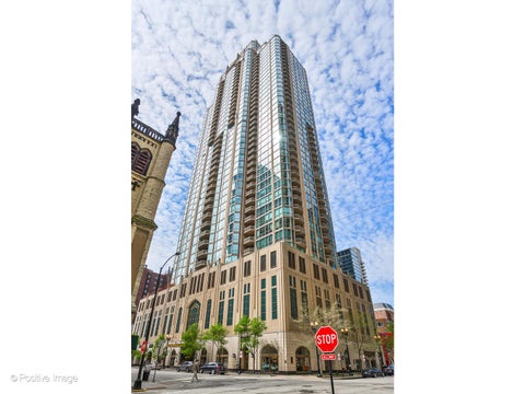 Photo of 21 E Huron Street #3204, Chicago, IL 60611 (MLS # 12748390)