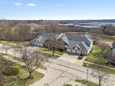 Tiny photo for 910 Thornwood Drive #910, St. Charles, IL 60174 (MLS # 12575346)