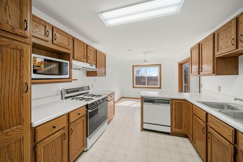 Tiny photo for 910 Thornwood Drive #910, St. Charles, IL 60174 (MLS # 12575346)