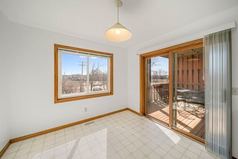 Tiny photo for 910 Thornwood Drive #910, St. Charles, IL 60174 (MLS # 12575346)