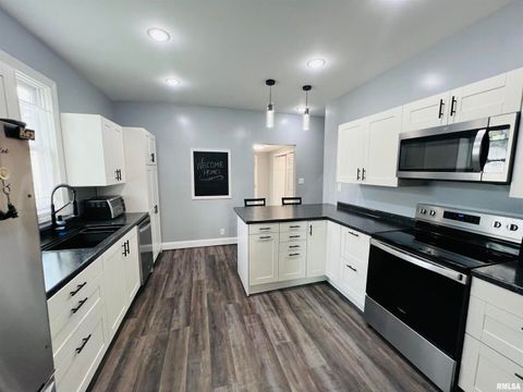 Tiny photo for 1300 LINCOLN Street, Eldorado, IL 62930 (MLS # EB460396)