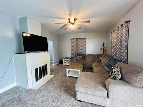 Tiny photo for 1300 LINCOLN Street, Eldorado, IL 62930 (MLS # EB460396)