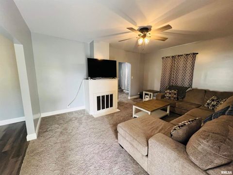 Tiny photo for 1300 LINCOLN Street, Eldorado, IL 62930 (MLS # EB460396)