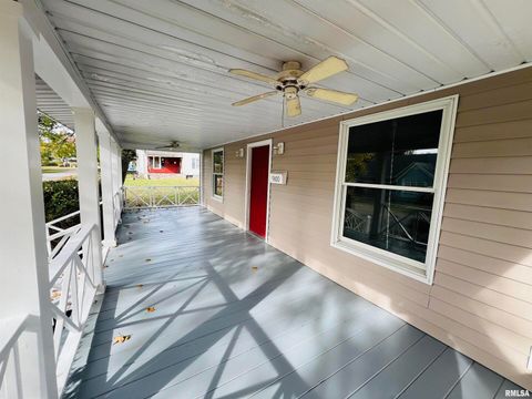 Tiny photo for 1300 LINCOLN Street, Eldorado, IL 62930 (MLS # EB460396)