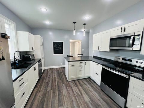 Tiny photo for 1300 LINCOLN Street, Eldorado, IL 62930 (MLS # EB460396)