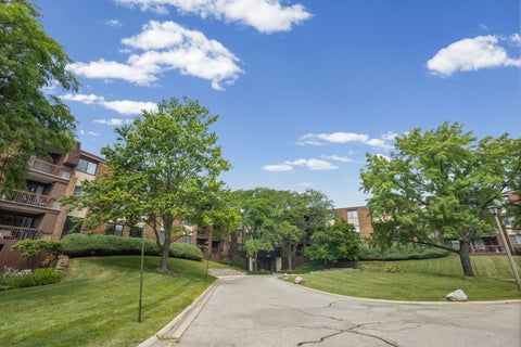 Tiny photo for 440 Raintree Court #3S, Glen Ellyn, IL 60137 (MLS # 12698398)