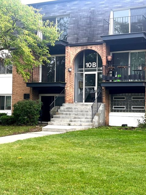 Photo of 10B E Dundee Quarter Drive #301, Palatine, IL 60074 (MLS # 12493584)