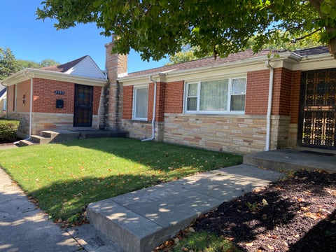 Photo of 3333 W 102nd Street, Evergreen Park, IL 60805 (MLS # 12728855)