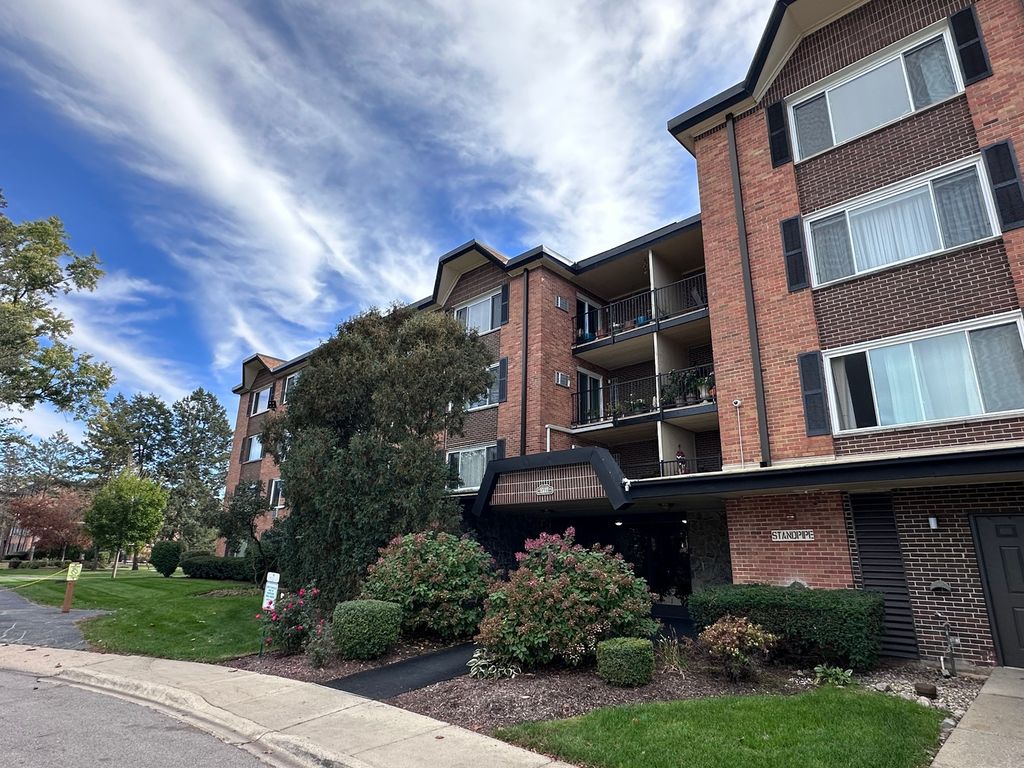 Photo for 1217 S Old Wilke Road #110, Arlington Heights, IL 60005 (MLS # 12496539)