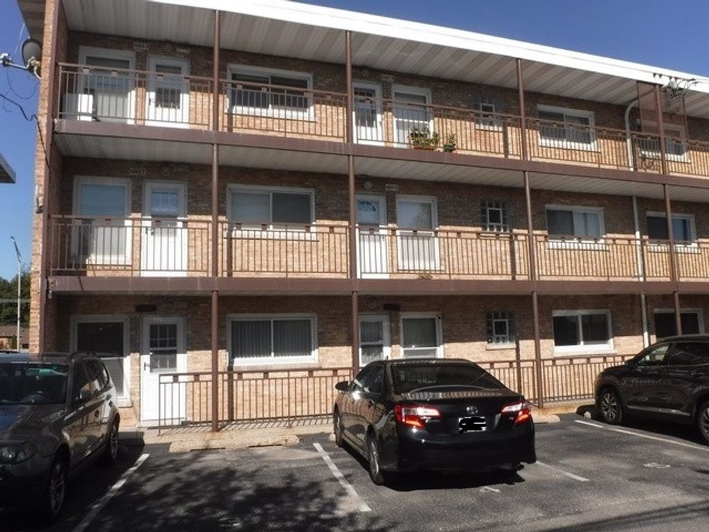 Photo for 4947 N HARLEM Avenue #1, Chicago, IL 60656 (MLS # 12454782)