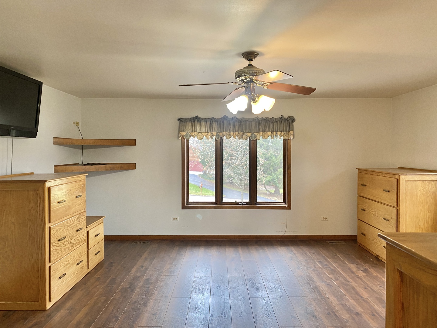 Woodstock, Illinois 60098, United States, 3 Bedrooms Bedrooms, ,3 BathroomsBathrooms,Residential,Active,248398