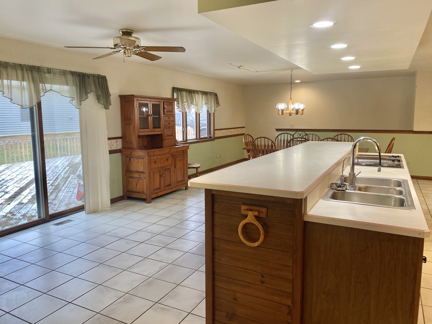 Woodstock, Illinois 60098, United States, 3 Bedrooms Bedrooms, ,3 BathroomsBathrooms,Residential,Active,248398