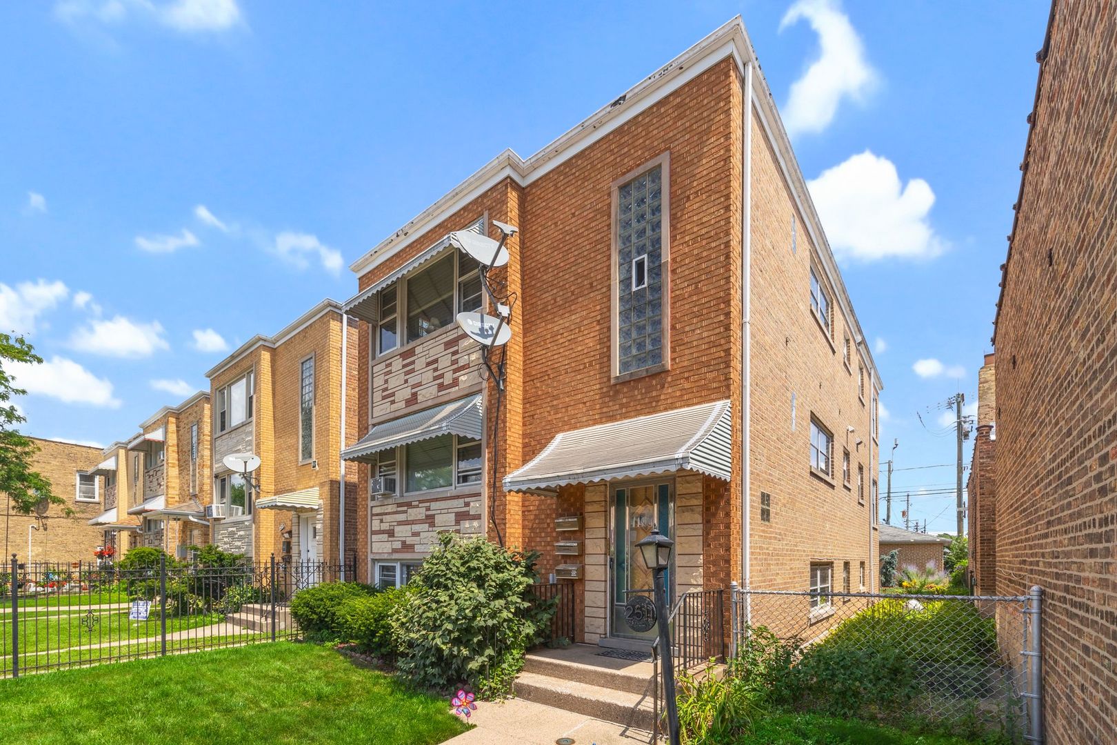 2511 N LARAMIE Avenue