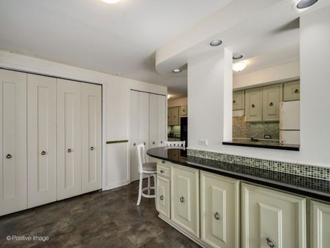 Tiny photo for 5555 N SHERIDAN Road #807, Chicago, IL 60640 (MLS # 12625012)