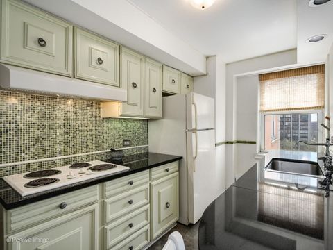 Tiny photo for 5555 N SHERIDAN Road #807, Chicago, IL 60640 (MLS # 12625012)