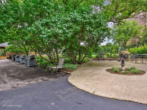 Tiny photo for 5555 N SHERIDAN Road #807, Chicago, IL 60640 (MLS # 12625012)