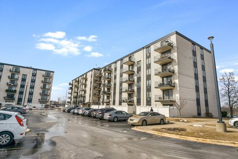 Tiny photo for 9078 W Heathwood Drive #5D, Niles, IL 60714 (MLS # 12586376)