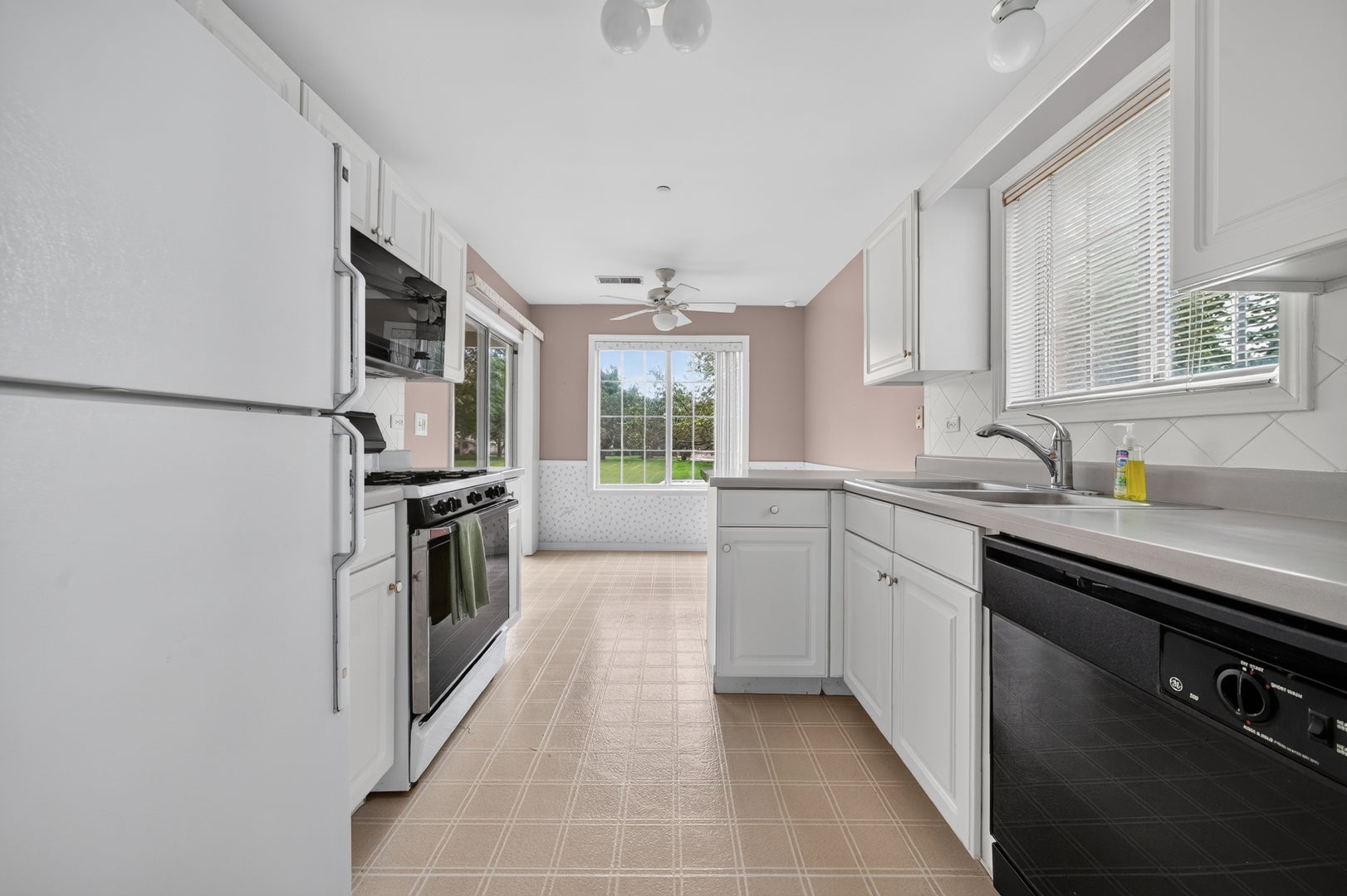 1402 W Hawkes Street 3
