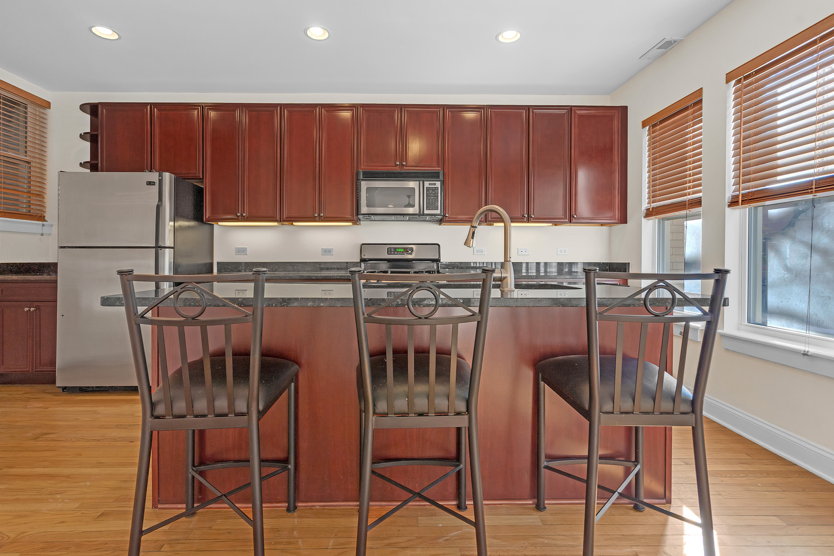 6811 N Lakewood Avenue 1W