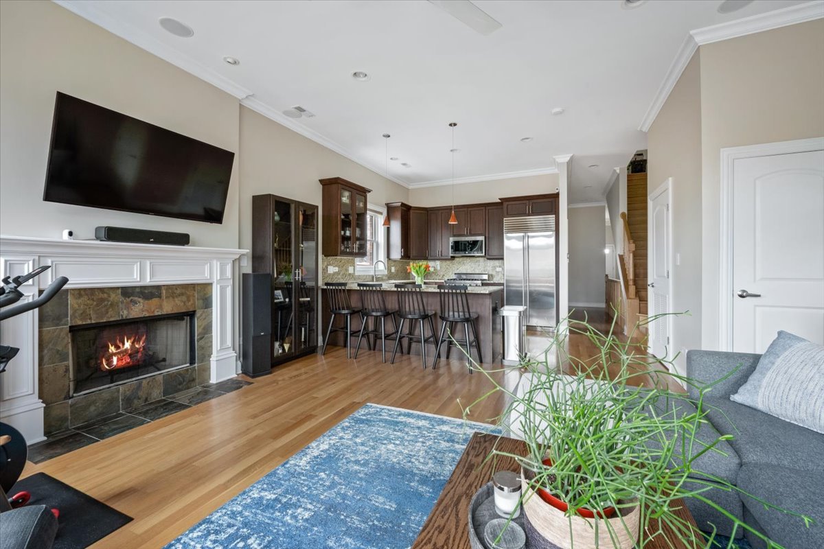 1031 W Newport Avenue 3