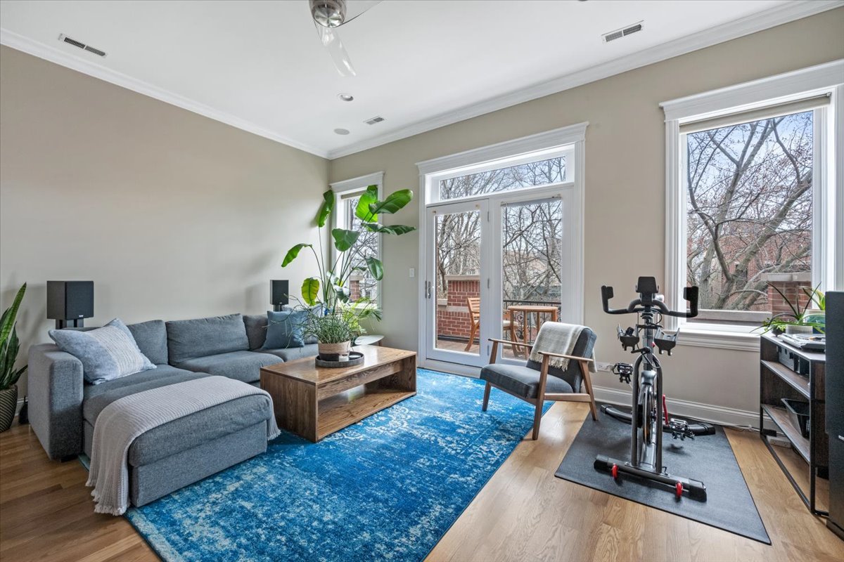 1031 W Newport Avenue 3