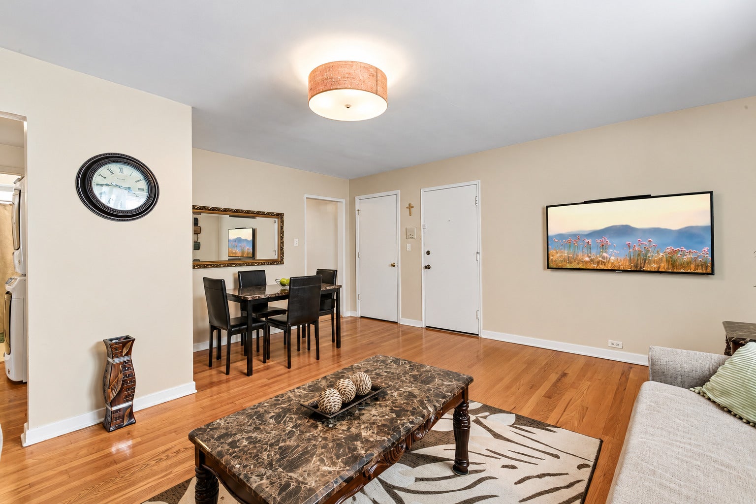 7145 N Washtenaw Avenue 2-N