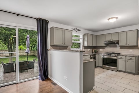 Tiny photo for 269 Concord Square, Gurnee, IL 60031 (MLS # 12675218)