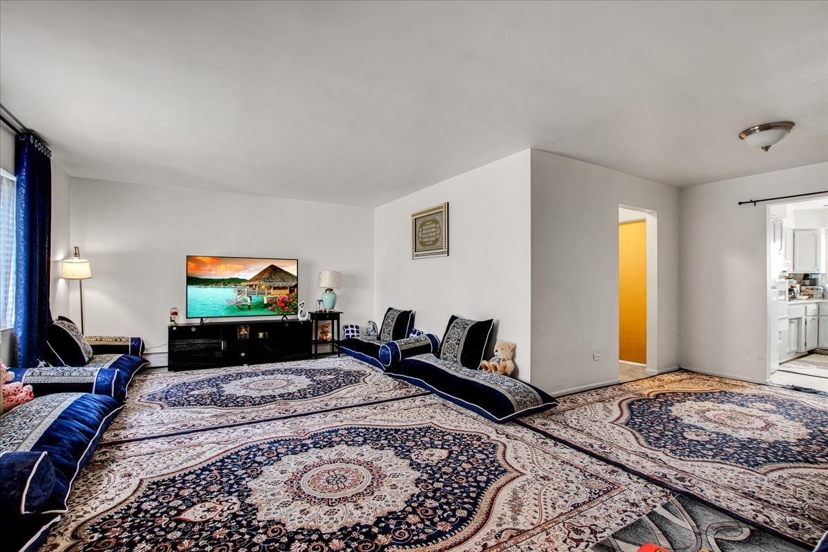 3441 W Bryn Mawr Avenue 1E