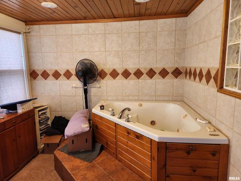 Tiny photo for 803 5TH Avenue S, Clinton, IA 52732 (MLS # QC4269928)