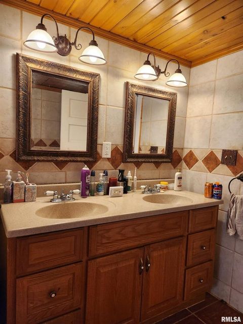 Tiny photo for 803 5TH Avenue S, Clinton, IA 52732 (MLS # QC4269928)