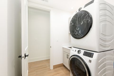 Tiny photo for 1410 W Laverne Avenue, Park Ridge, IL 60068 (MLS # 12568365)