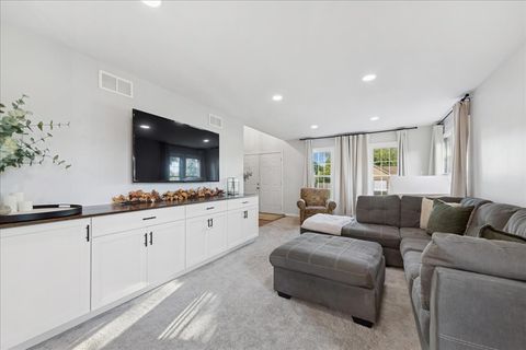 Tiny photo for 2 Daybreak Ridge Trail, Cary, IL 60013 (MLS # 12496783)