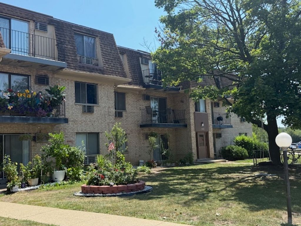 Photo for 266 Shorewood Drive #1D, Glendale Heights, IL 60139 (MLS # 12440292)