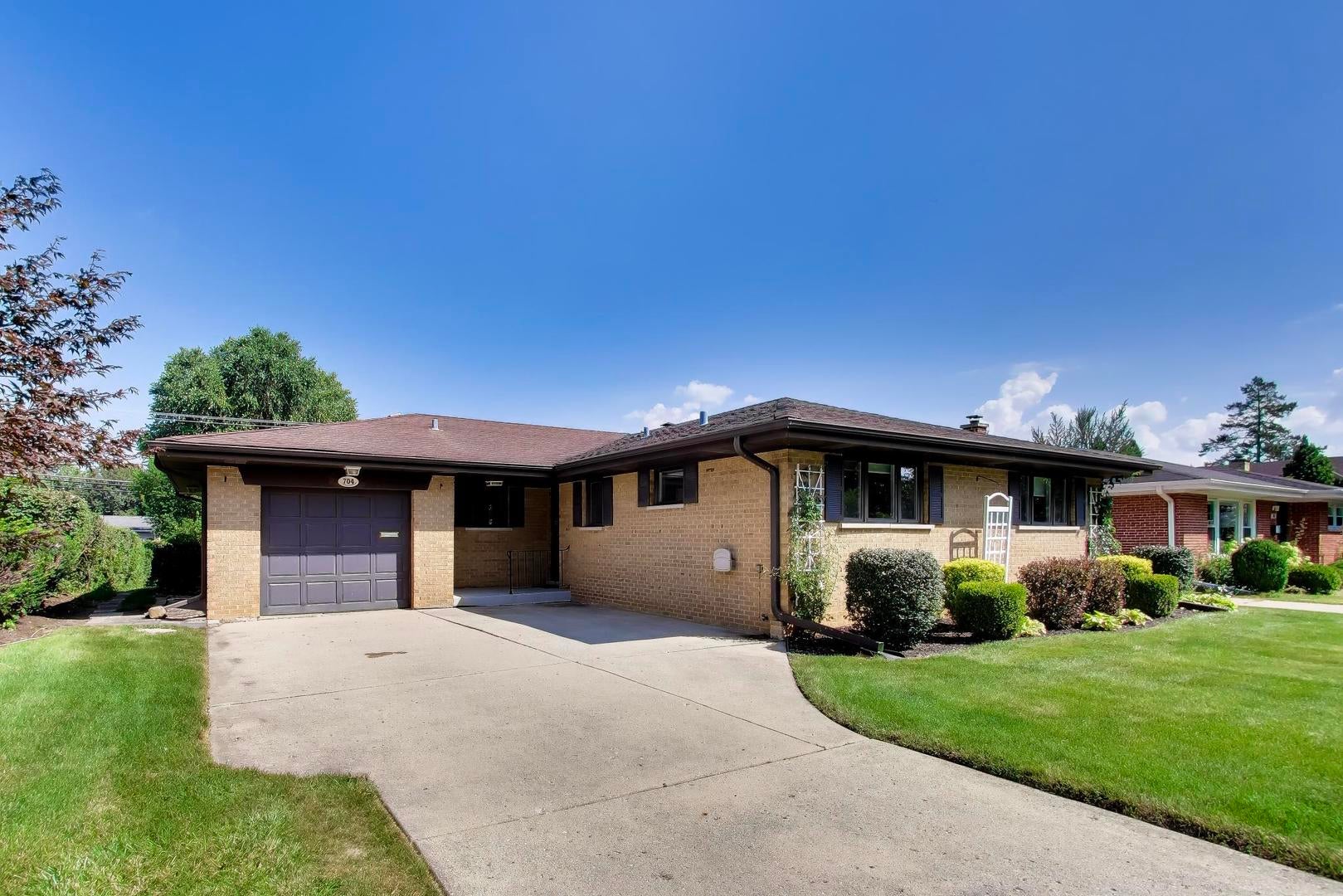 704 W Lonnquist Boulevard