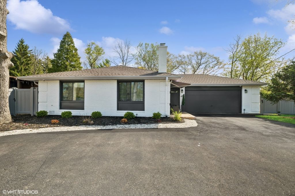 Photo for 1045 Green Bay Road, Lake Bluff, IL 60044 (MLS # 12356254)