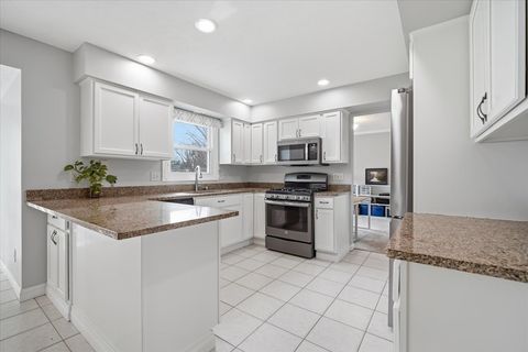 Tiny photo for 211 Lake Shore Circle, Bloomington, IL 61704 (MLS # 12592632)