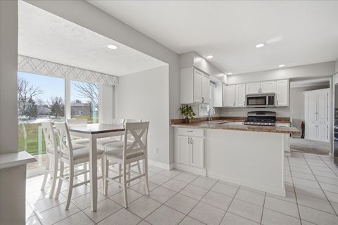 Tiny photo for 211 Lake Shore Circle, Bloomington, IL 61704 (MLS # 12592632)